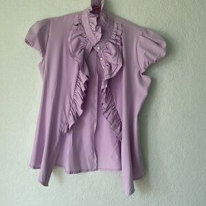 Lavender short sleeve ruffle top. 🔮🪻